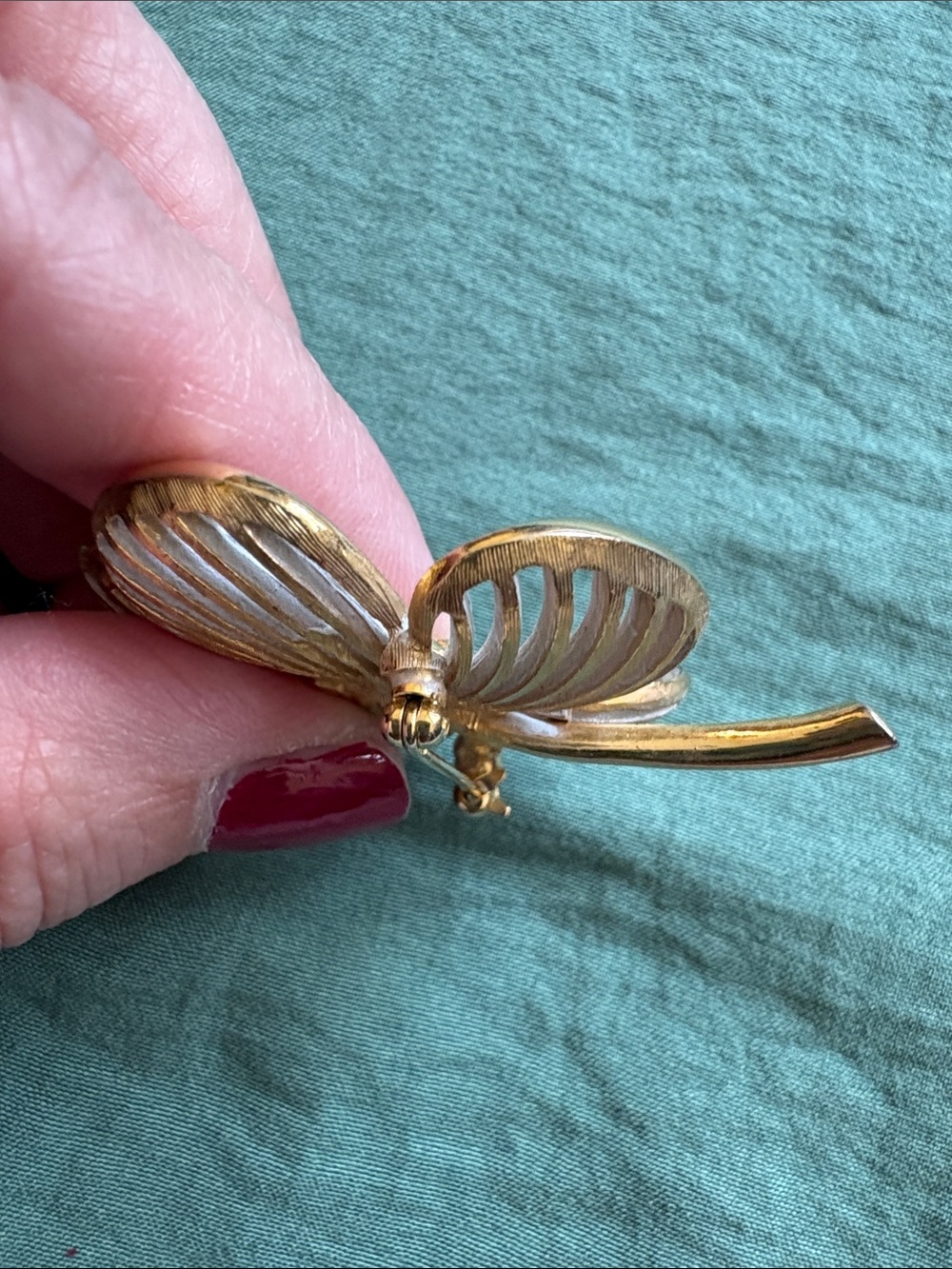Monet White and Gold Enamel Flower Brooch - Picture 10 of 13